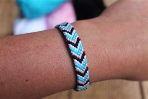 armband maken uit touwtjes.